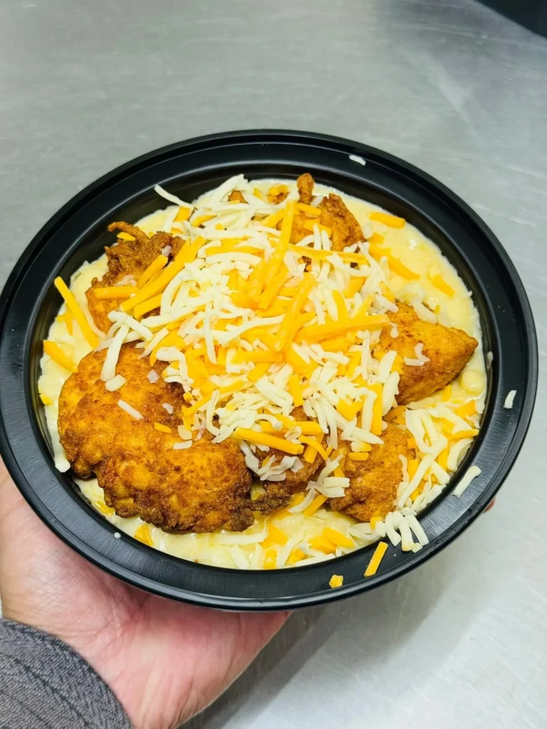 A creamy bowl of macaroni and cheese topped with crispy fried chicken pieces at Mo’s in Simsbury.