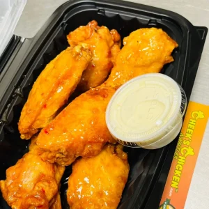 Crispy fried chicken wings served with a side of ranch dipping sauce at Mo’s in Simsbury.